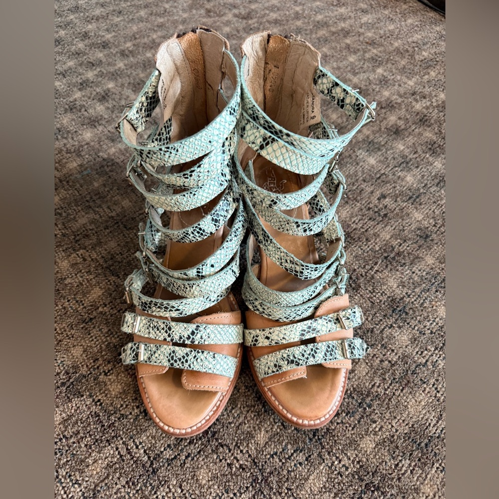 Freebird Casandra sandals in turquoise snake. Size 9